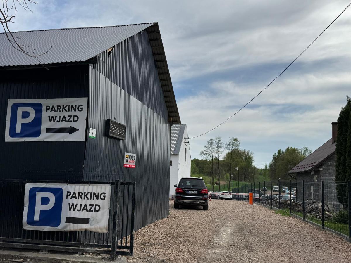 Parking przy pensjonacie